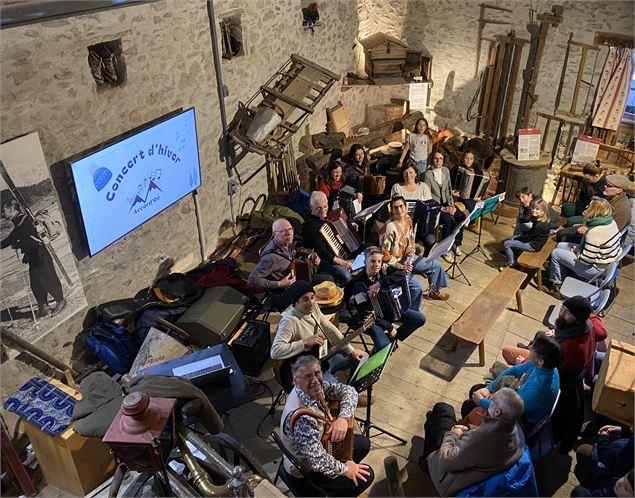 Le groupe en représentation dans le musée - Apéro-Concert avec le groupe Accord'Oé_Aussois