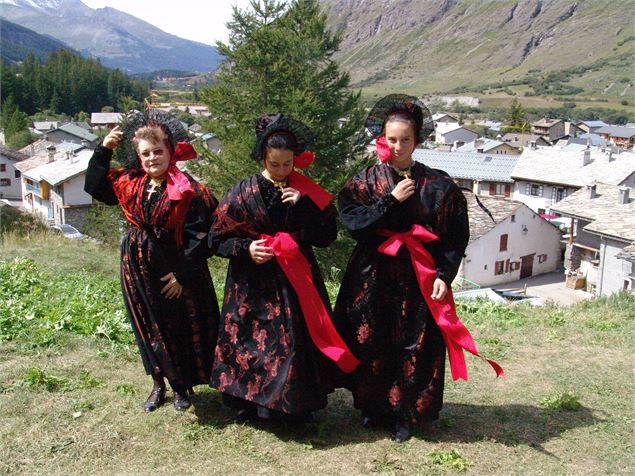 3 femmes en costume traditionnel de Bessans - JY.Gallerand