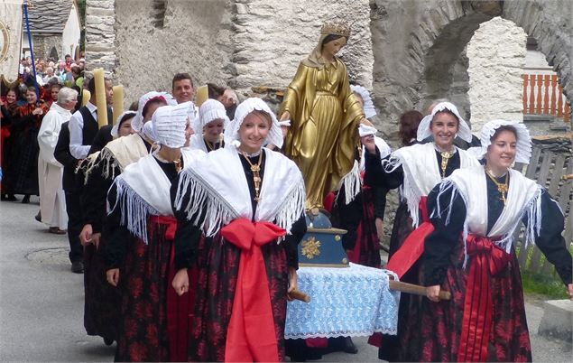 Procession religieuse en costume traditionnel - JY.Gallerand