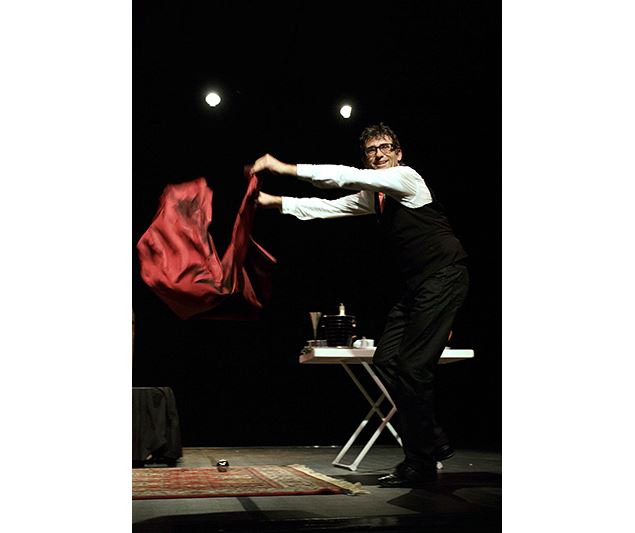 tour de magie spectacle Déséquilibre Passager - CIE Emergente