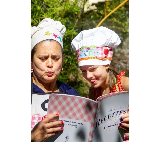 Popette et Georgette avec un livre de recette - Abracadacarotte