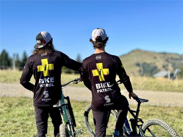 2 bike patrol en tenue de travail