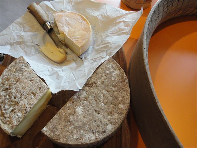 Fromages sur un plateau en Beaufortain - © DD - www.fondation-facim.fr