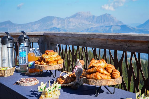 Petit-déjeuner au sommet été, face au Mont Blanc_Les Saisies
