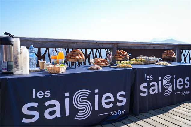 Petit-déjeuner au sommet été, face au Mont Blanc_Les Saisies