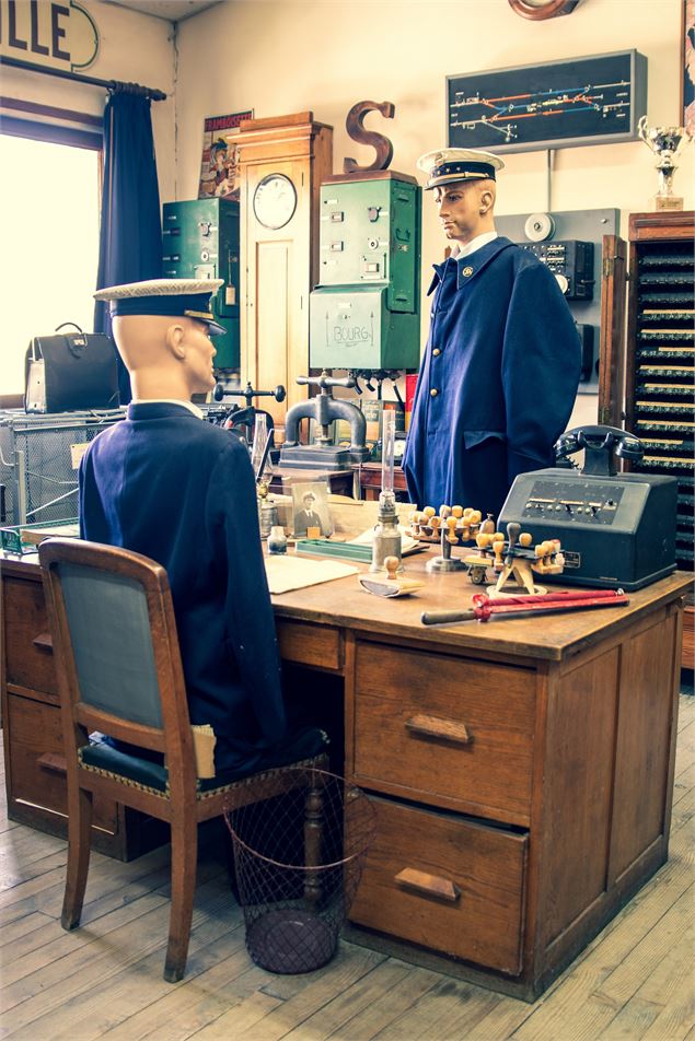Reconstitution d'un bureau SNCF - Marilou Perino