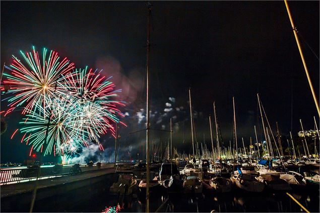 Feux d'artifice au port de Rives - Jyhell photographe