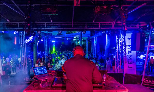 DJ de dos et foule - Jyhell photographe