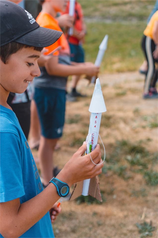 Enfant qui crée une fusée à eau pendant la semaine astronomie au Corbier - Office de Tourisme Le Cor