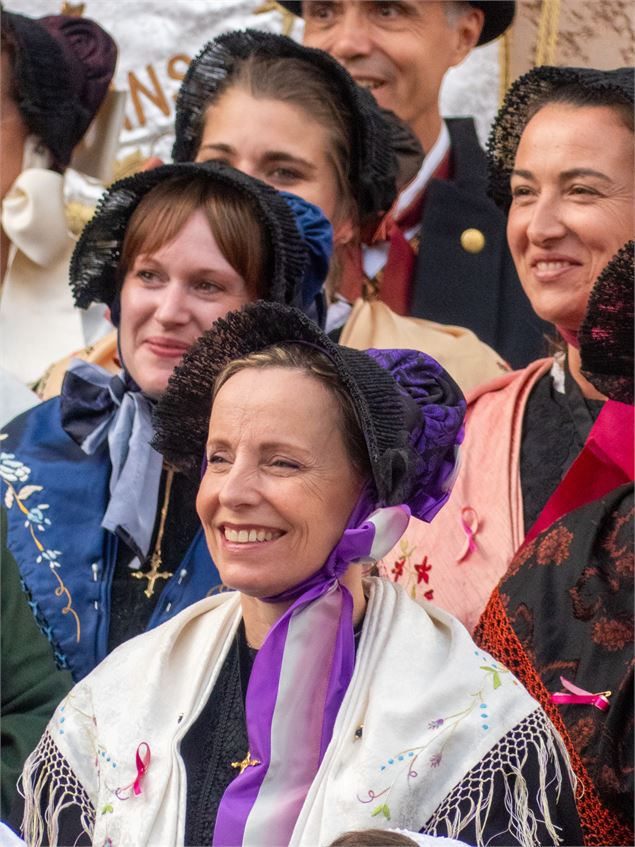 Les femmes en costume traditionnel - OTHMV