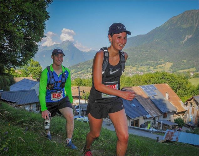 deux coureurs sur les hauteurs de Faverges - Trail de Faverges-Seythenex