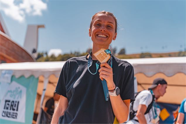 Une participante au Trail du Corbier avec sa médaille - Le Corbier - OT Le Corbier