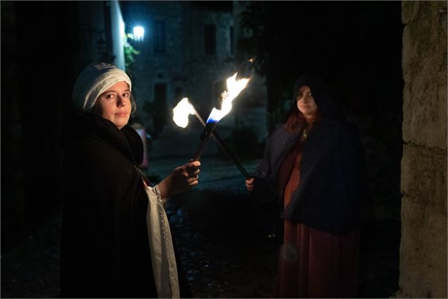 Visite aux flambeaux Pérouges - Marilou Perino