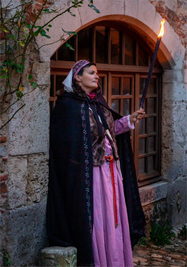 Visite aux flambeaux Pérouges - Marilou Perino