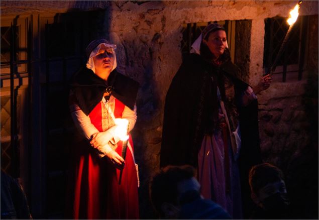 Visite aux flambeaux Pérouges - Marilou Perino