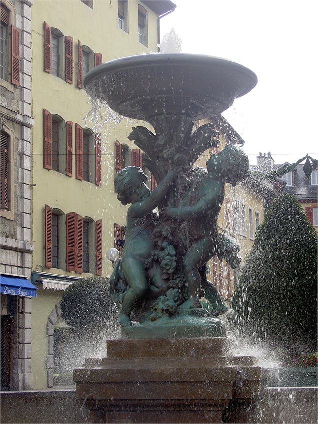La fontaine des Marmousets sur la place Saint-Léger - F.Juttet