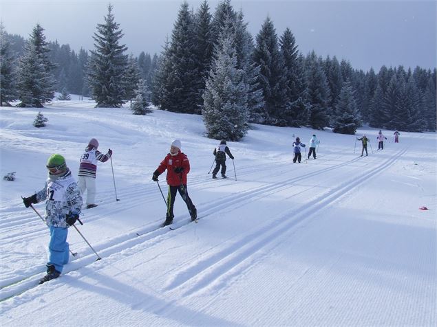 Enfants faisant du ski de fond à Orange - Ski Club Nordique du Pays Rochois
