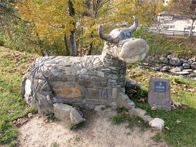 Art Vache : La vache aux yeux bleus - DOKA Productions