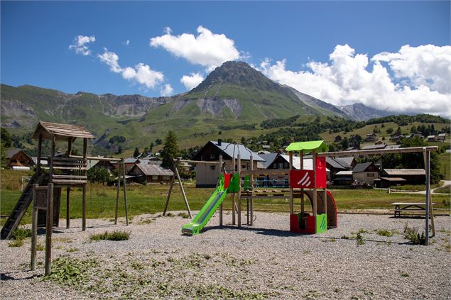 Aire de jeux avec vue sur le Mont Emy - OTICoeurdemaurienne