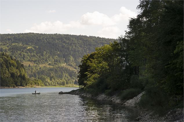 Pêche au Lac de Sylans - TourismeHautBugey©2014_MarcChatelain