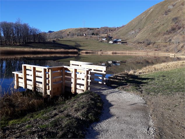 Postes de pêche PMR du lac du Loup - V.Court - FSPPMA