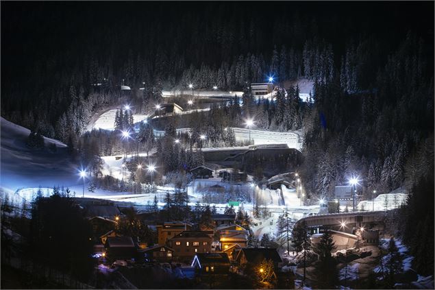 Piste de Bobsleigh vue de nuit - Elina Sirparanta