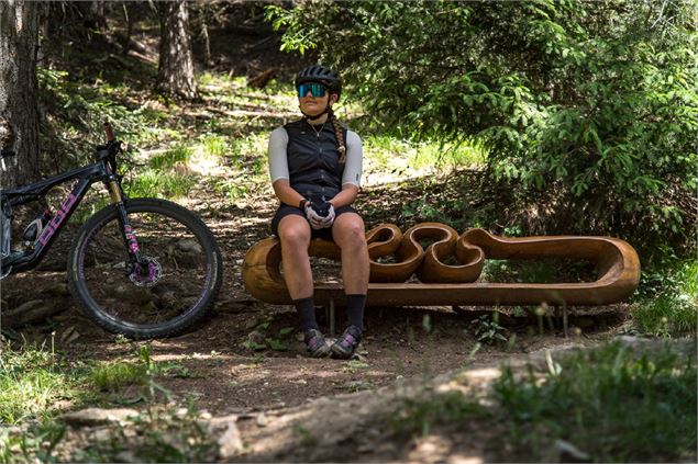 Vttiste assis sur une des sculptures rencontrées sur le - A. Pernet