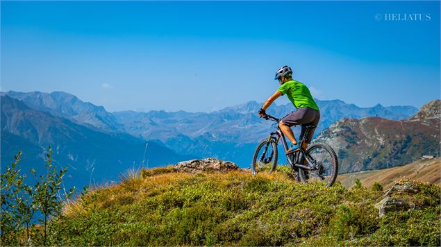 Vttiste au sommet d'une cote sur la piste des Balmes avec la vue panoramique - CCHMV