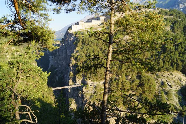 Vue sur le pont du diable depuis la rive gauche - CCHMV