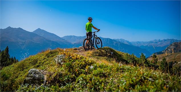 Vttiste  en contemplation sur la nature et les sommets autour de lui - CCHMV