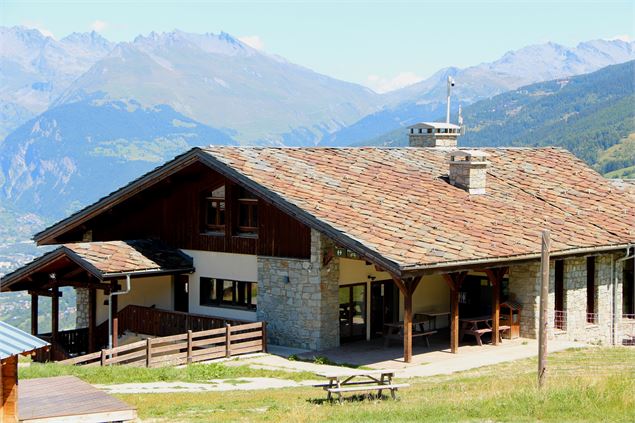 Vue de l'extérieur sur l'entrée de la salle - OTGP