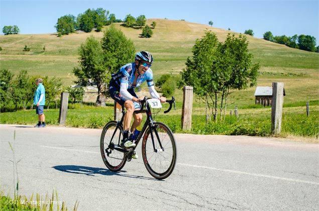 cycliste arrivant dans le village d'Albiez-Montrond - OTICœurdemaurienne