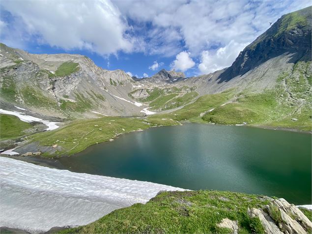 Vue du Lac Sans Fond, encore entouré par la neige