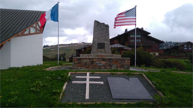 Monument commémorant le parachutage du 1er août 1944