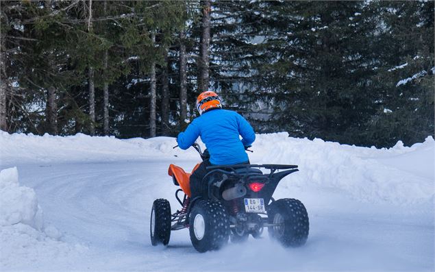 Quad sur glace en pleine accélération - OT Flaine - C.Genard