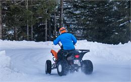 Quad sur glace en pleine accélération - OT Flaine - C.Genard