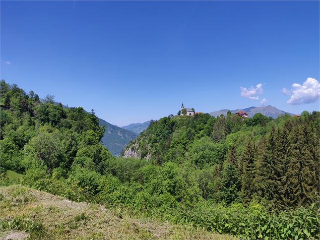 L'église de Mont Saxonnex surplombant les gorges du Cé - CAMT