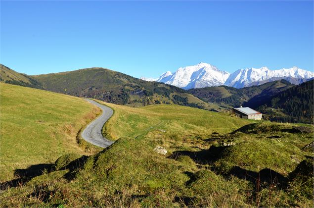 Route des Chalets - Office de Tourisme du Val d'Arly