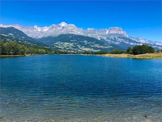 Vue sur les Fiz depuis les bords du Lac de Passy - OT Passy