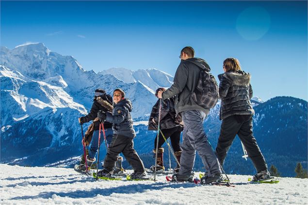 Raquettes en famille vue Mont Blanc - Luke Jeffery