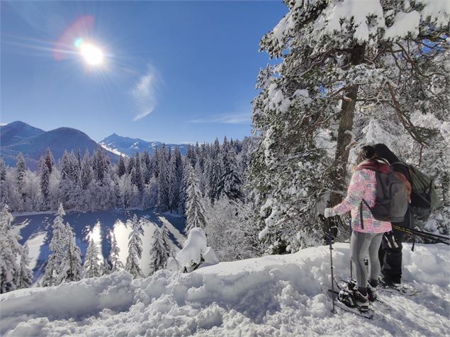 Couple en raquettes surplombant le Lac Vert enneigé - OT Passy