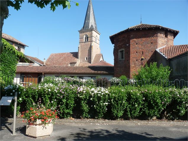 Eglise et tour octogonale de la prison - BERNARD  Yves