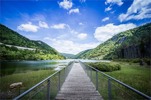 Lac de Sylans, vue du ponton, bout du sentier d'interprétation - Département de l'Ain, S. Tournier