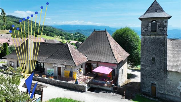 Radio-Musée Galletti et sa terrasse à côte de l'église de Saint Maurice de Rotherens avec le symbole