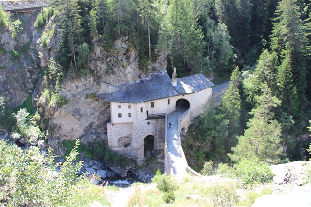 Vue plongeante sur la chapelle du Charmaix à Valfréjus - OZ/OT Valfréjus