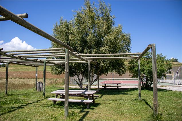 Table de pique-nique à côté du terrain de pétanque des Contamines - OTICoeurdemaurienne