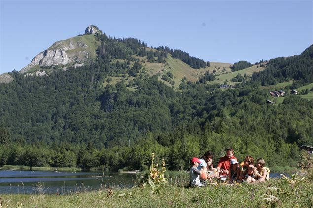 Alpage de Tré le Saix vu depuis le lac de Vallon - Office de Tourisme des Alpes du Léman