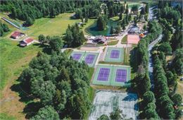 Les huit courts du tennis club des Contamines, dans le parc de loisirs du Pontet - Les Contamines To