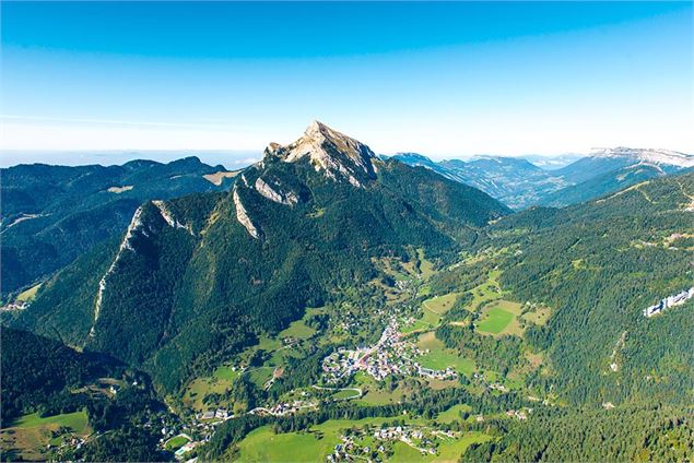 St Pierre de Chartreuse, dominé par le Grand Som - www.images-et-reves.fr