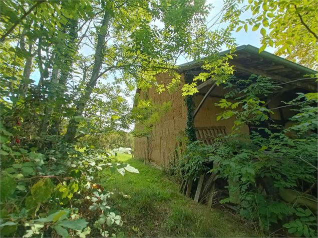 Maison en pisé sur le sentier Les Hauts de St-Genix-sur-Guiers St-Genix-Les-Villages - OT Val Guiers